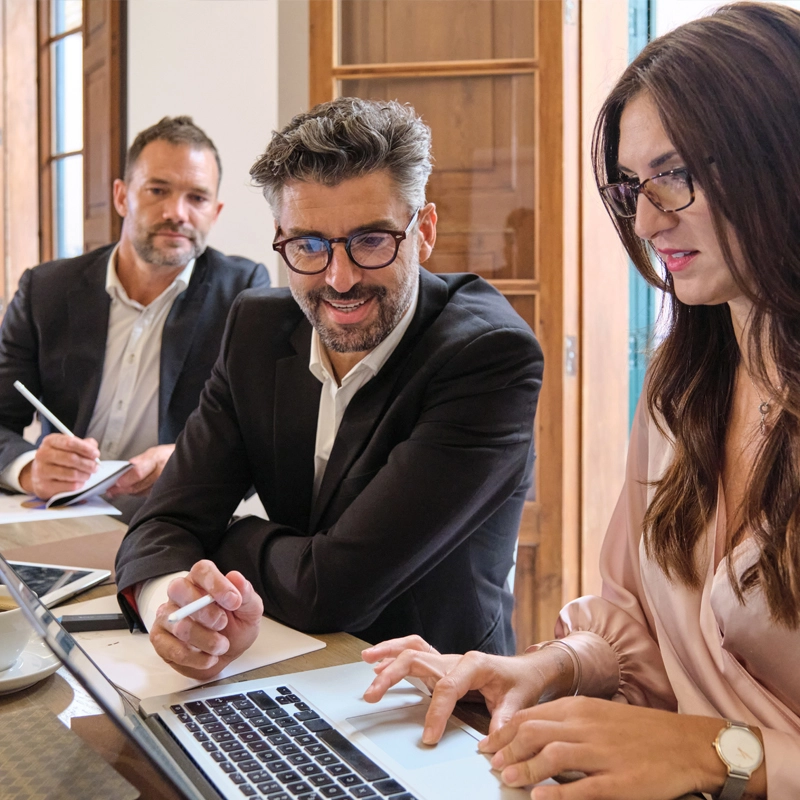 A cover letter writing expert is discussing the cover letter flow with industry expert senior.